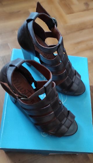 Sandalias piel  tacón Mustang