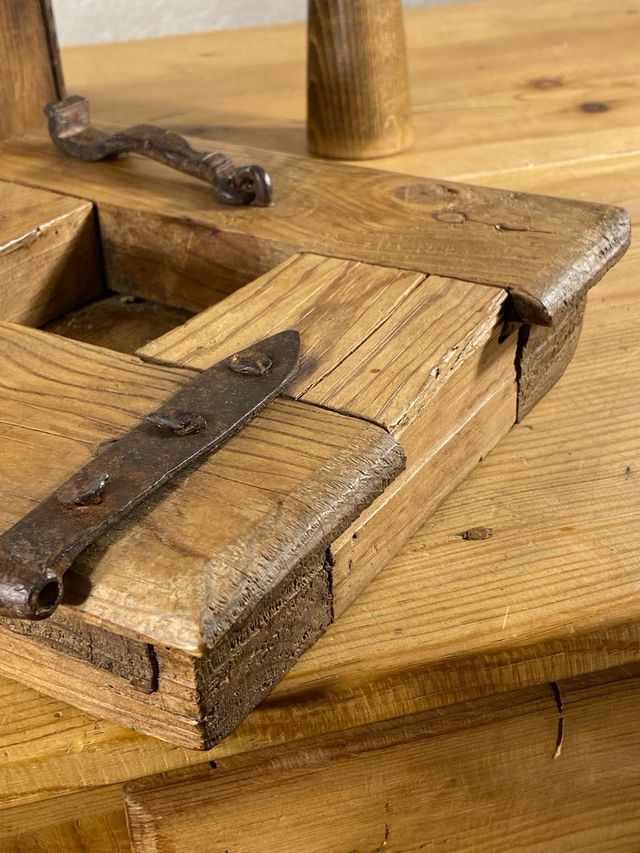 Ventana antigua de madera con forja