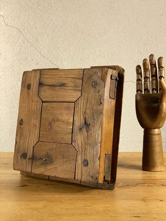 Ventana antigua de madera con forja