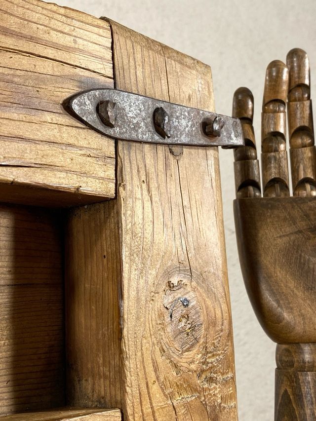 Ventana antigua de madera con forja