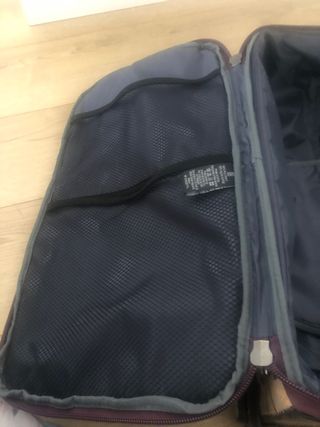 Maleta pequeña con cuatro ruedas