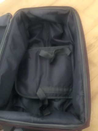 Maleta pequeña con cuatro ruedas