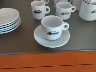 Tazas y platitos  de café o té.