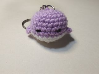 pupazzo balena viola portachiavi amigurumi
