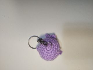 pupazzo balena viola portachiavi amigurumi