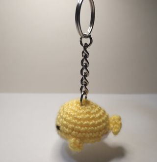 pupazzo balena gialla portachiavi amigurumi