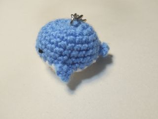 pupazzo balena azzurra portachiavi amigurumi