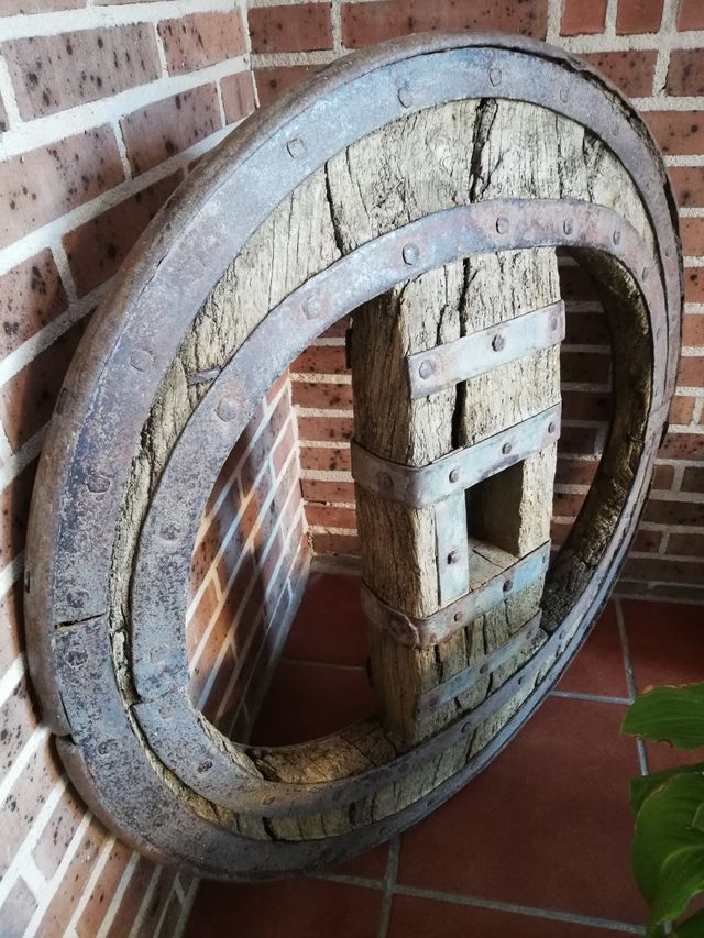 Antigua rueda de carro