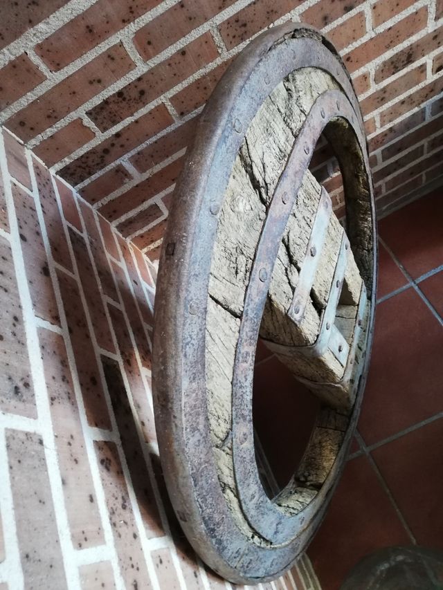 Antigua rueda de carro