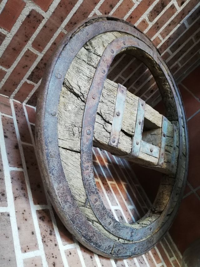 Antigua rueda de carro