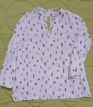 Blusa blanca y negra con dibujos de Stradivarius