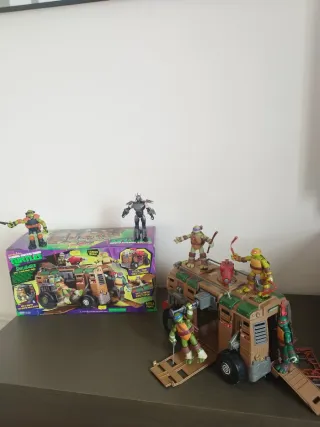 Camión y figuras de las tortugas ninja