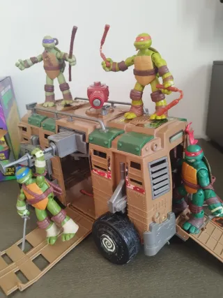 Camión y figuras de las tortugas ninja