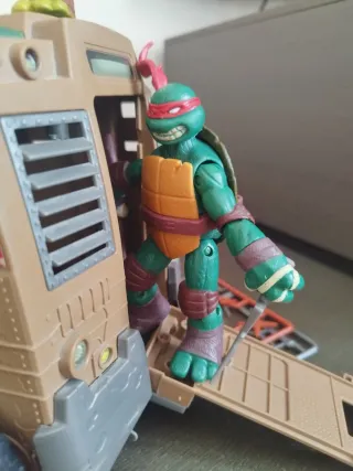 Camión y figuras de las tortugas ninja