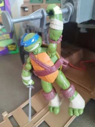 Camión y figuras de las tortugas ninja