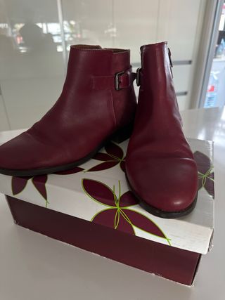 Botines piel color berenjena talla 37