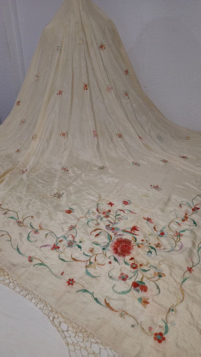 Manton de Manila antiguo lIsabelino