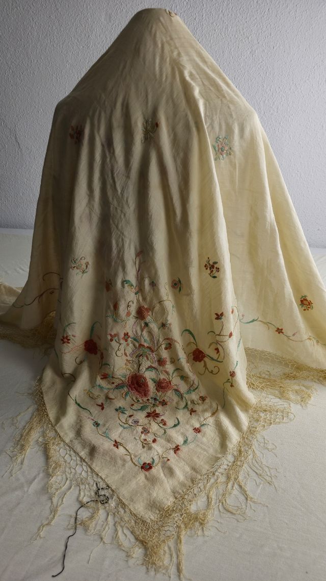 Manton de Manila antiguo lIsabelino