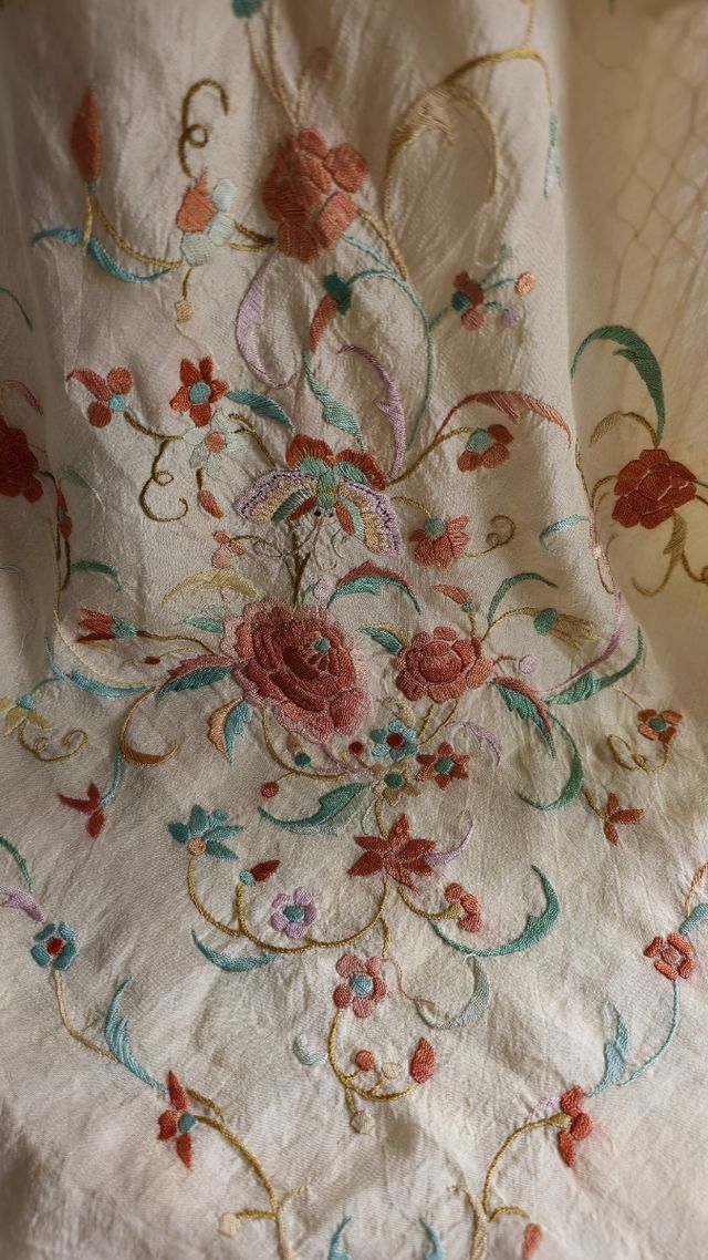 Manton de Manila antiguo lIsabelino