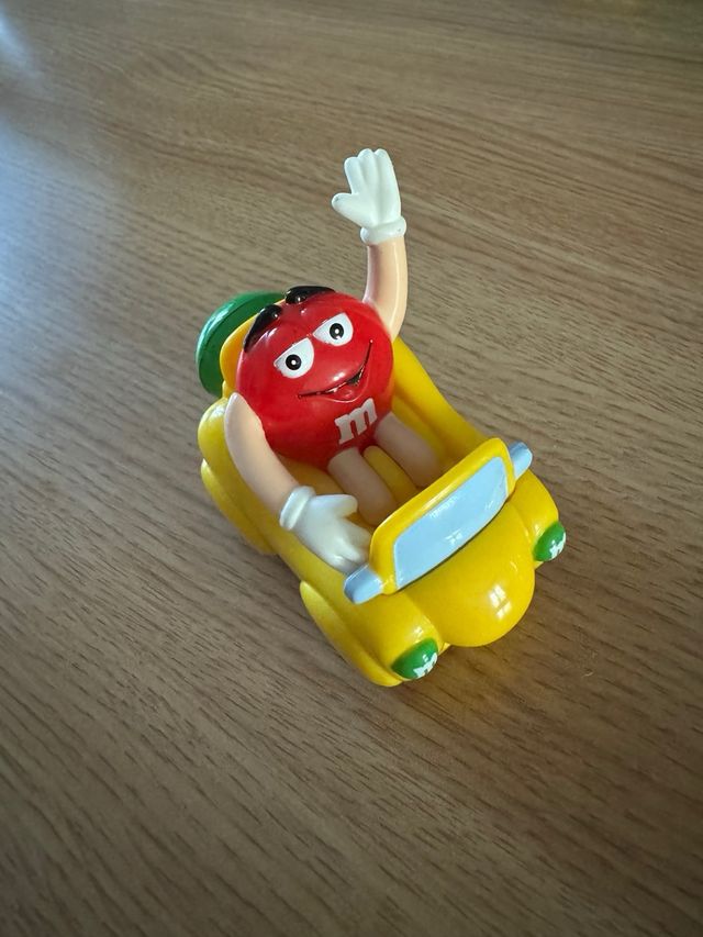 M&M Rosso su macchinina vintage