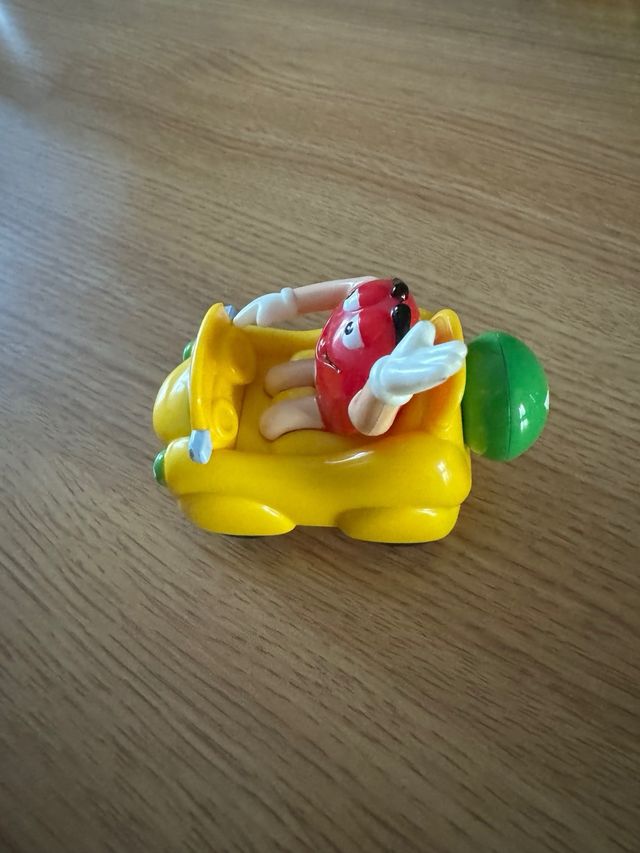 M&M Rosso su macchinina vintage