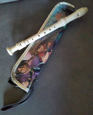 Flauta con funda de Bakugan.