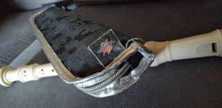 Flauta con funda de Bakugan.