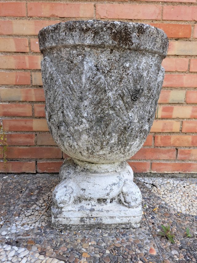 Maceta circular hormigon bajorelieve vintage