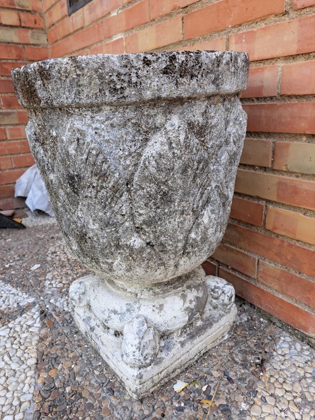 Maceta circular hormigon bajorelieve vintage