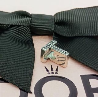 Charm Letra T Pavé.