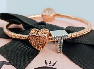 Charm Letra T Pavé.