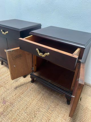 Antigua pareja de mesitas de noche