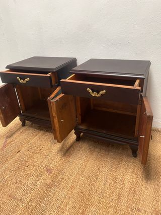 Antigua pareja de mesitas de noche