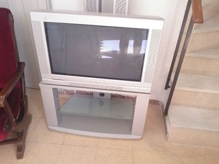 TV con mueble y altavoces