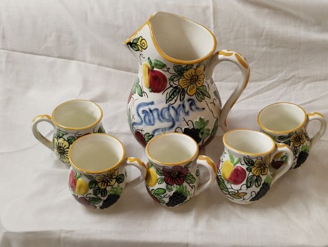 Jarra y tazas sangria