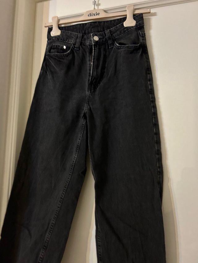Jeans nero a gamba ampia e a vita alta H&M