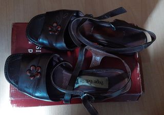 Sandalias femeninas, poco usadas.