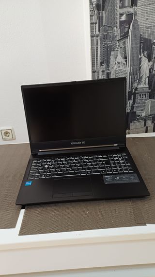 Ordenador Portátil Gama media Gigabyte G5MD.