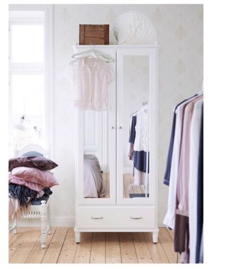 Armario blanco con espejo modelo Tyssedal de Ikea