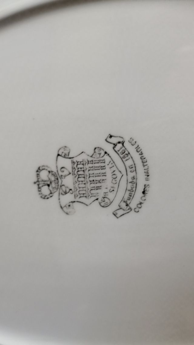 Vajilla clásica vintage de cerámicas Segovia