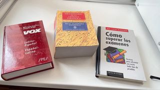 Dos diccionarios y un libro