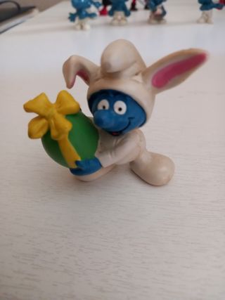 Puffo coniglio Pitufo de Pascua en traje de conejo