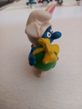 Puffo coniglio Pitufo de Pascua en traje de conejo