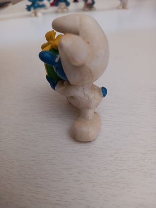 Puffo coniglio Pitufo de Pascua en traje de conejo