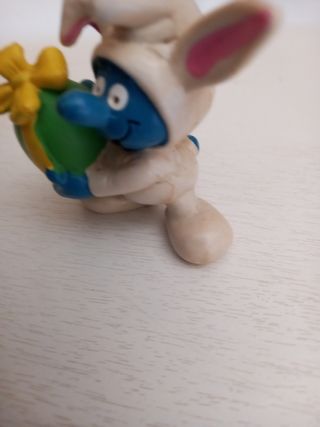 Puffo coniglio Pitufo de Pascua en traje de conejo