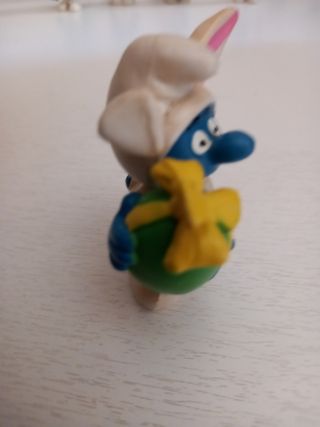 Puffo coniglio Pitufo de Pascua en traje de conejo