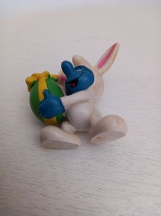 Puffo coniglio Pitufo de Pascua en traje de conejo
