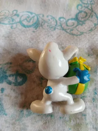 Puffo coniglio Pitufo de Pascua en traje de conejo