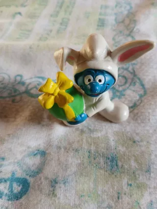 Puffo coniglio Pitufo de Pascua en traje de conejo