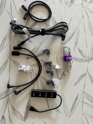 Surtido de adaptadores y cables USB y ethernet